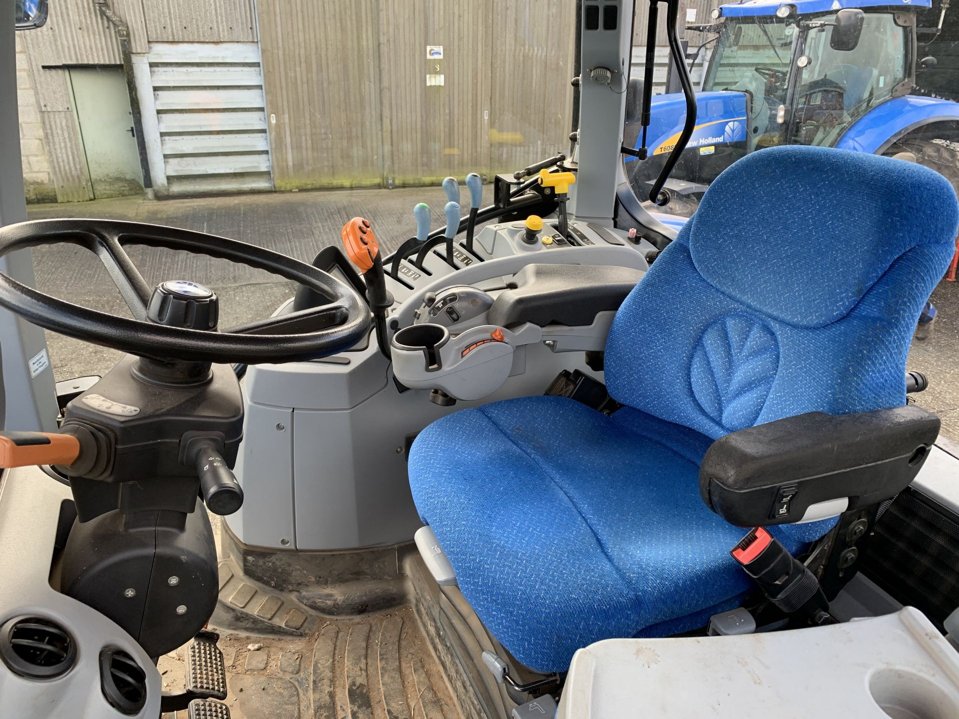 2009 New Holland T7040 tractor YX09 DKJ, 3105 hours, 22x 45kg front wafer weights, 650/65R42 rear - Image 4 of 8