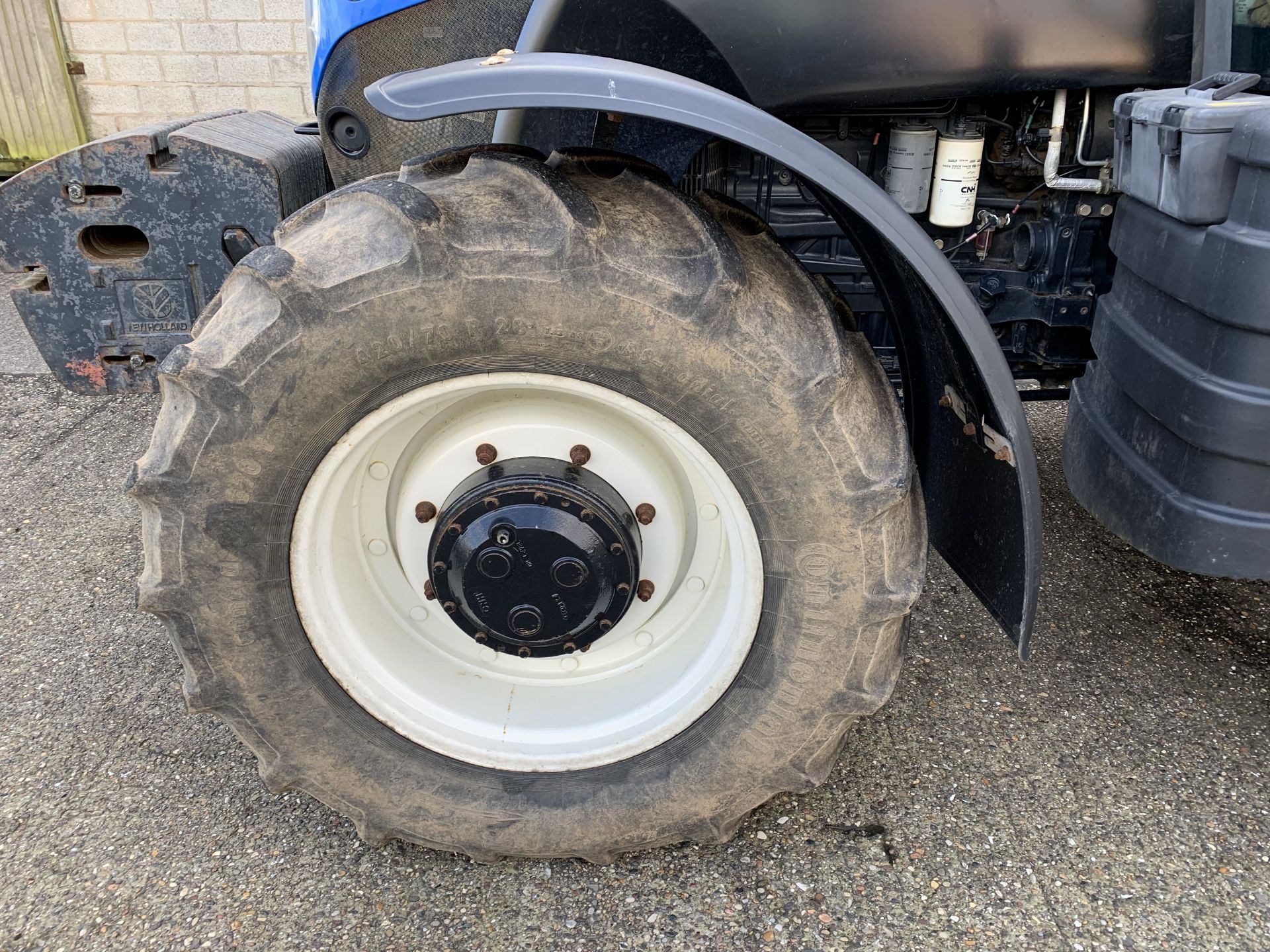 2011 New Holland T6080 tractor YX60 GFE, 2891 hours, 22x 45kg front wafer weights, 520/70R38 rear - Image 2 of 8