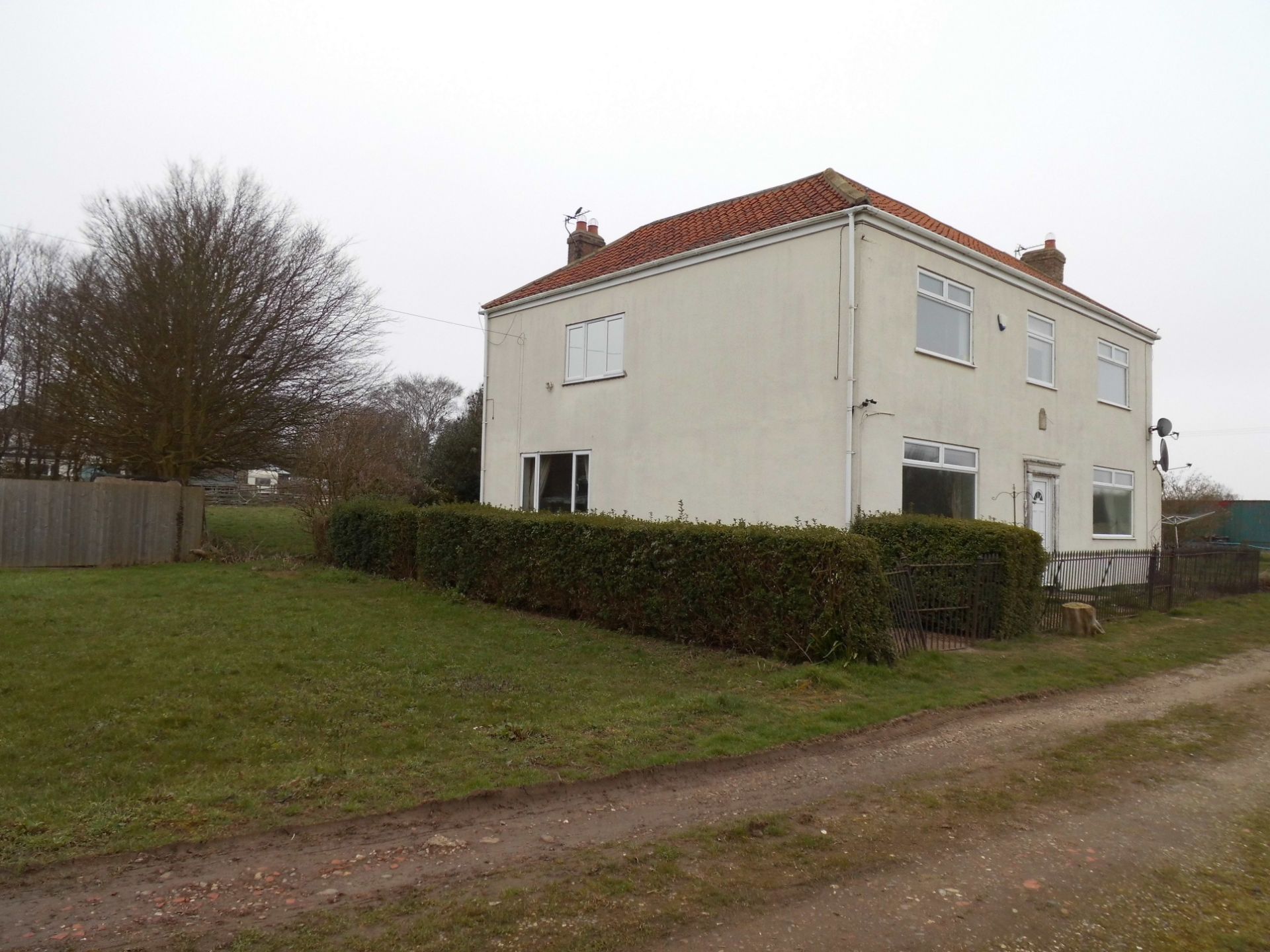Grange Farm, Humber Lane, Welwick, Hull, HU12 0SA. Farmhouse sat in 3.77ac Grass Paddock. - Image 24 of 33