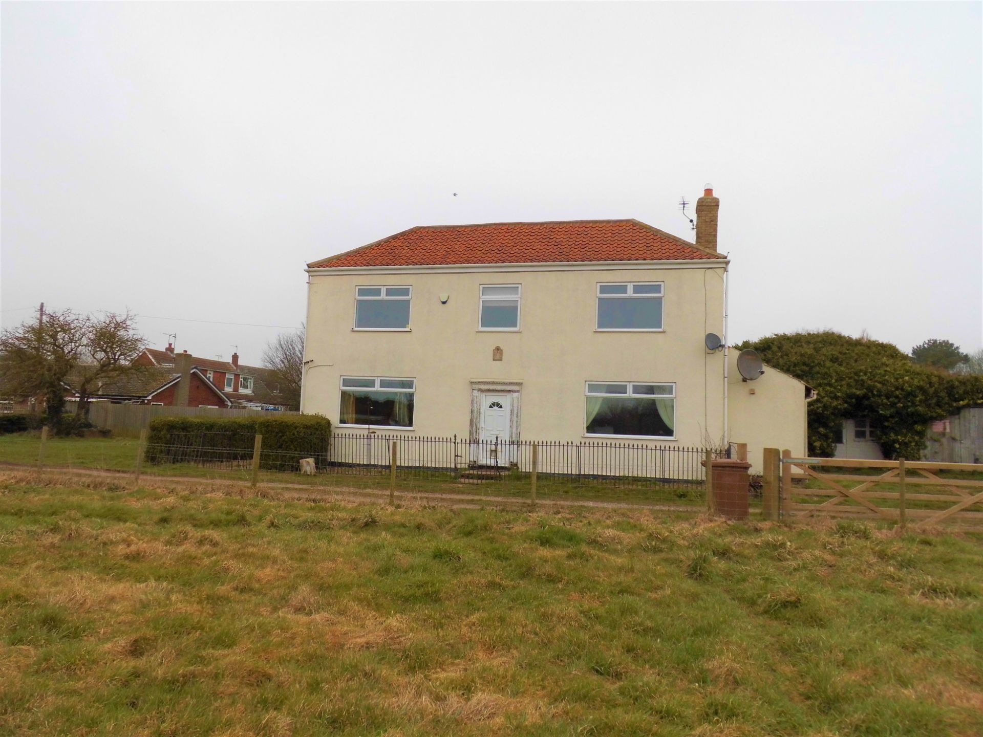 Grange Farm, Humber Lane, Welwick, Hull, HU12 0SA. Farmhouse sat in 3.77ac Grass Paddock.