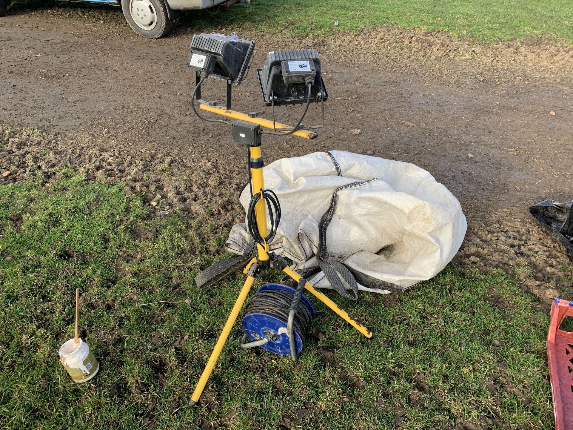 Site flood light & electric reel, good order