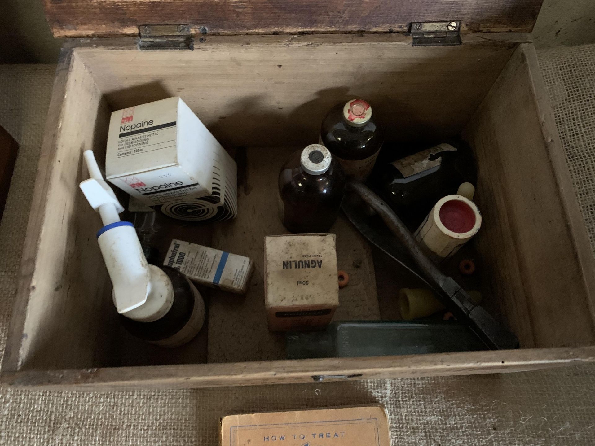 Day, Son & Hewitt's stockman's medicine chest & contents & cattle ailments book - Image 2 of 3