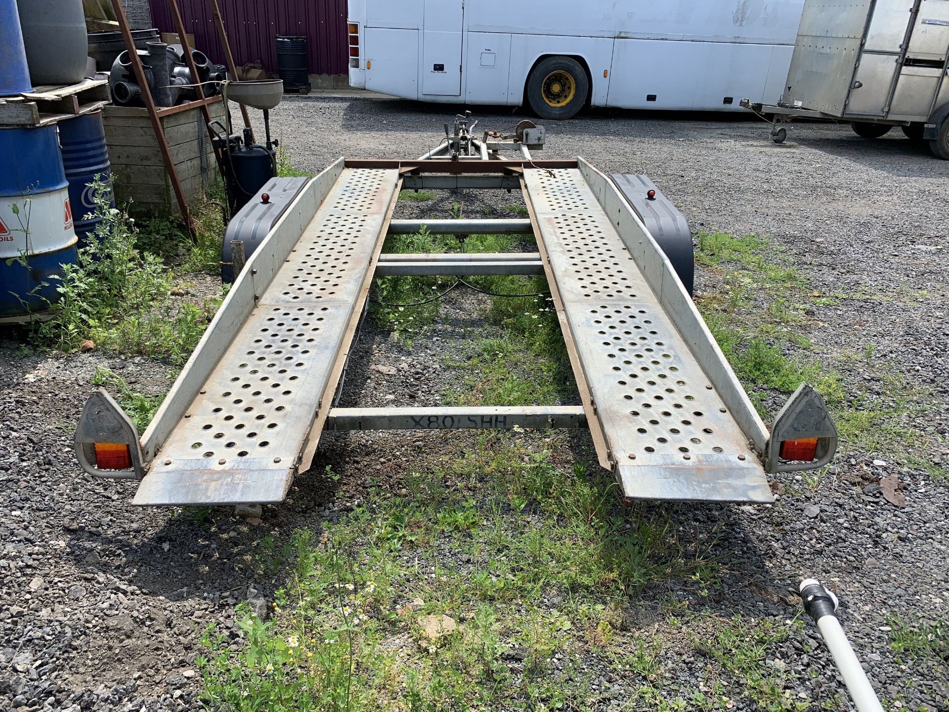 Tilt bed twin axle car transporter trailer - Bild 2 aus 3