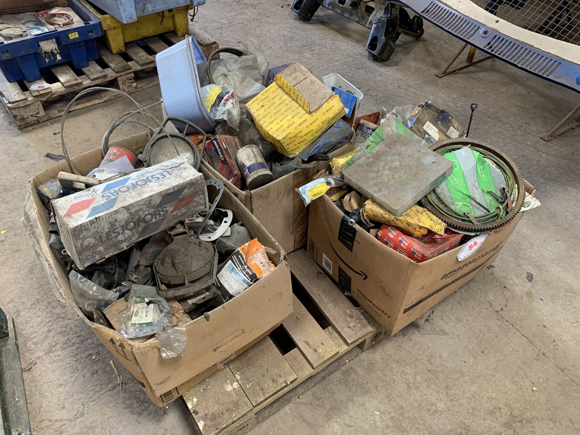 Large quantity of garage offcast car parts