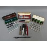 A quantity of vintage fountain pens and propelling pencils to include parker, etc ( a lot) (a/f)