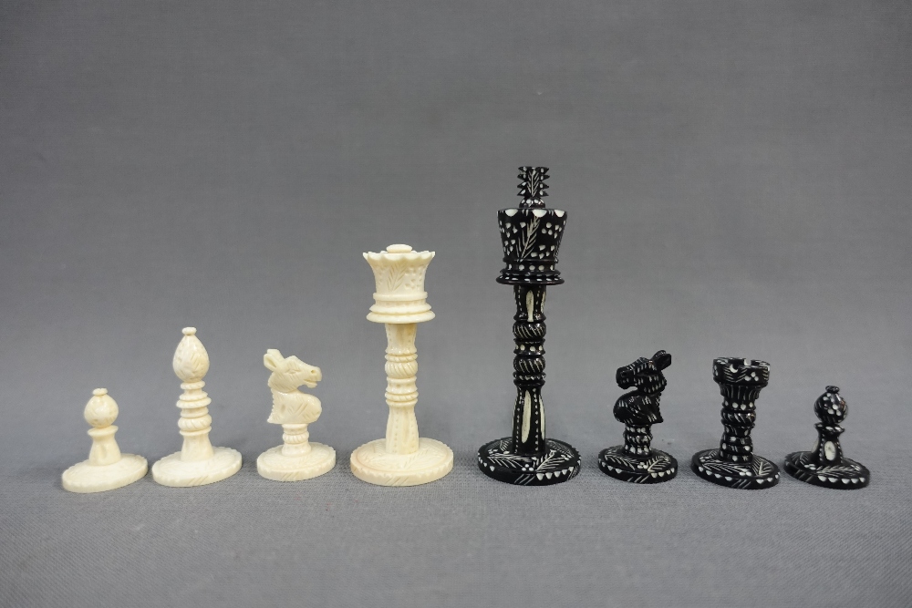 Chess set in a folding wooden board with faux ivory and faux ebony chessman (a lot) - Image 3 of 3