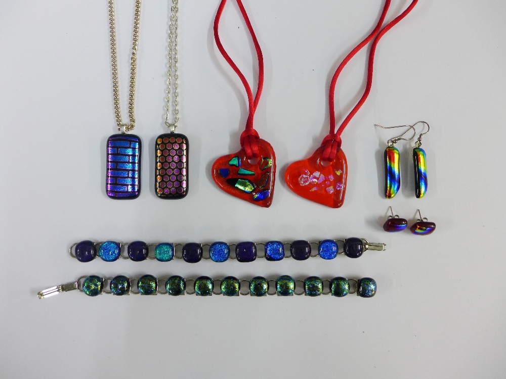 A collection of dicroic glass pendant necklaces, bracelets and earrings (21) - Image 4 of 4