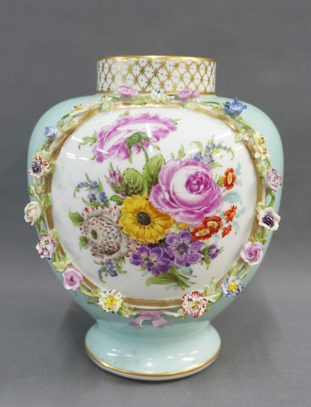 Continental porcelain vase with a handpainted panels with figures and opposing view flowers, against - Image 2 of 3