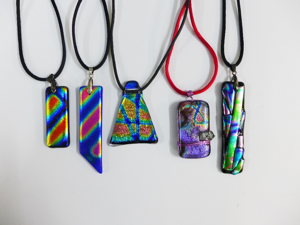 A collection of dicroic glass pendant necklaces, bracelets and earrings (21) - Image 3 of 4