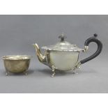 George V silver teapot and sugar bowl, Birmingham 1915 & 1912, 420g (2)
