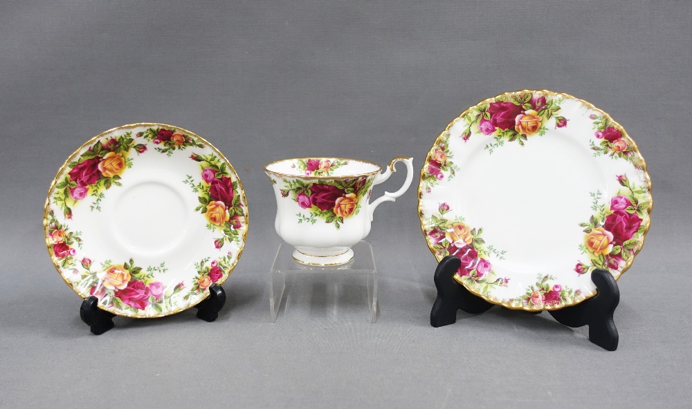 An extensive Royal Albert Old Country Roses teaset comprising cups, saucers, side plates, two tier - Image 4 of 5
