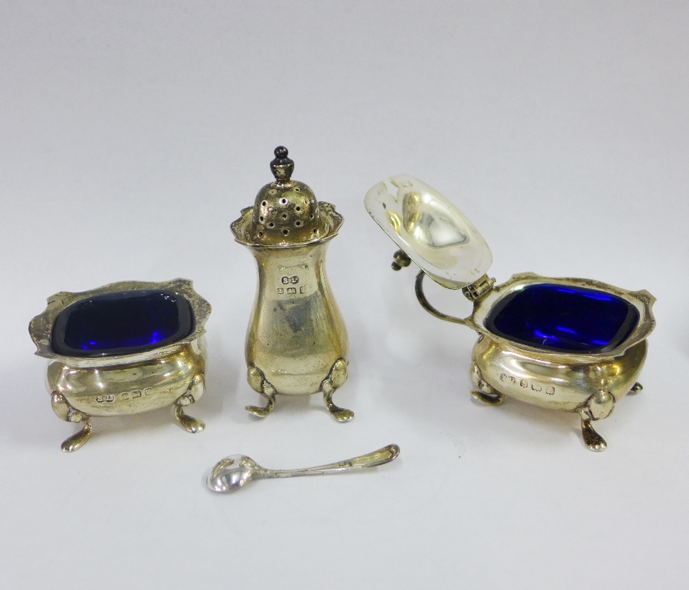 George V silver condiment set comprising pepper, salt and mustard with blue glass liners, Birmingham - Image 2 of 3