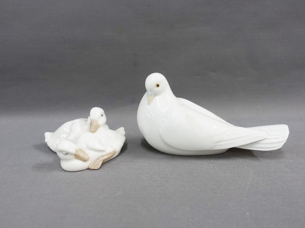 Nao white glazed porcelain dove and a Nao group of ducks, longest 20cm (2)