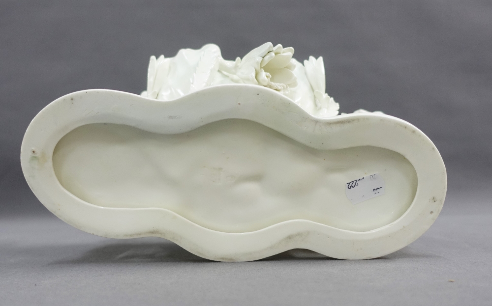 WITHDRAWN Moore porcelain centrepiece bowl, with cherubs and serpentine base, impressed backstamp, - Image 4 of 4