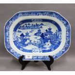 Late 18th / early 19th century Chinese blue and white serving dish of rectangular form, painted with