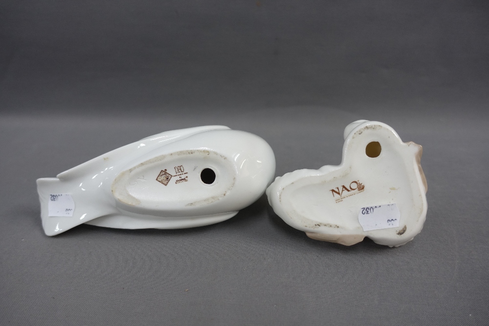 Nao white glazed porcelain dove and a Nao group of ducks, longest 20cm (2) - Image 3 of 3