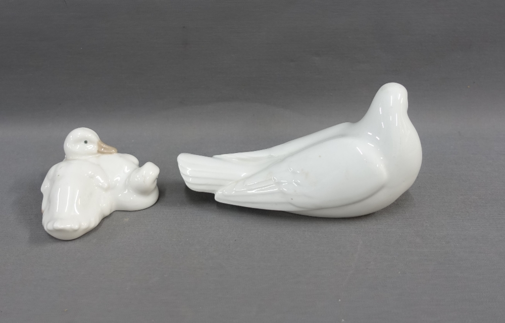 Nao white glazed porcelain dove and a Nao group of ducks, longest 20cm (2) - Image 2 of 3