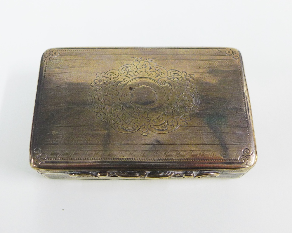 Victorian silver snuff box, hinged lid with a vacant cartouche and foliate chased thumb piece, - Bild 2 aus 4