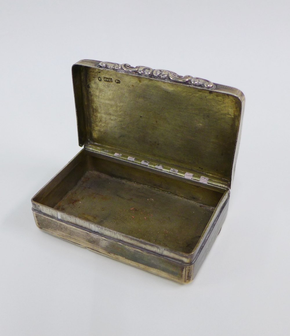 Victorian silver snuff box, hinged lid with a vacant cartouche and foliate chased thumb piece, - Bild 3 aus 4