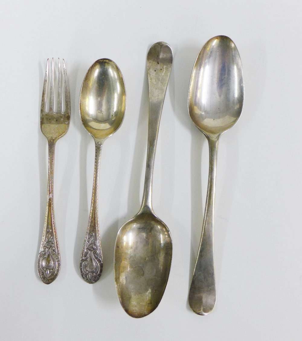 A large collection of silver teaspoons to include various Georgian and Victorian hallmarks, a napkin - Bild 5 aus 5