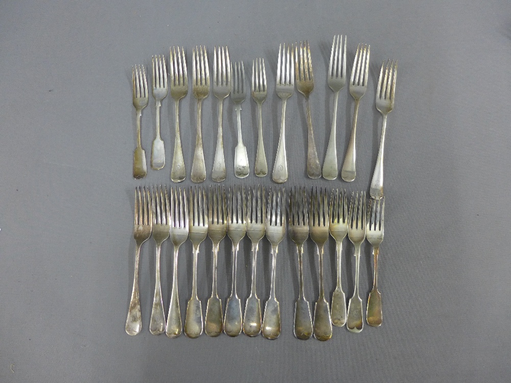 Large collection of white metal and Epns flatwares to include mother of pearl handled fruit knives - Bild 6 aus 6