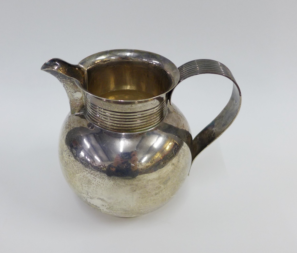 Edwardian silver jug with a reeded strap handle and matching collar, Marston & Bayliss, Birmingham - Bild 3 aus 4