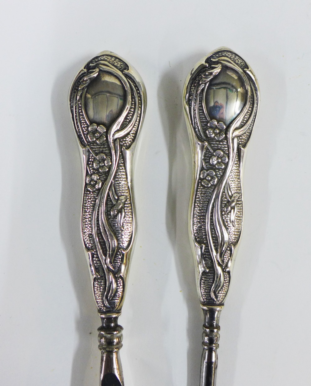 Edwardian silver handled button hook and shoe horn set, Birmingham 1905,in fitted case together with - Image 5 of 6