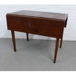 19th century mahogany Pembroke table, on tapering legs, 72 x 92cm