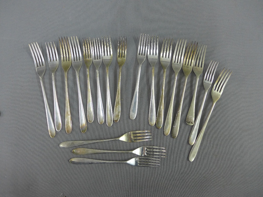 Large collection of white metal and Epns flatwares to include mother of pearl handled fruit knives - Bild 3 aus 6