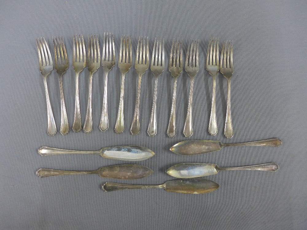 Large collection of white metal and Epns flatwares to include mother of pearl handled fruit knives - Bild 4 aus 6