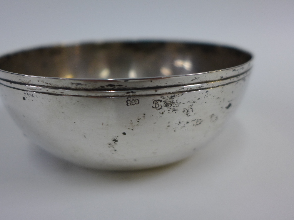 Eastern silver bowl, stamped 800, 11cm wide together with a white metal cream jug, (2) - Bild 4 aus 4