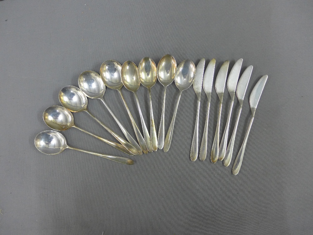 Large collection of white metal and Epns flatwares to include mother of pearl handled fruit knives - Bild 5 aus 6