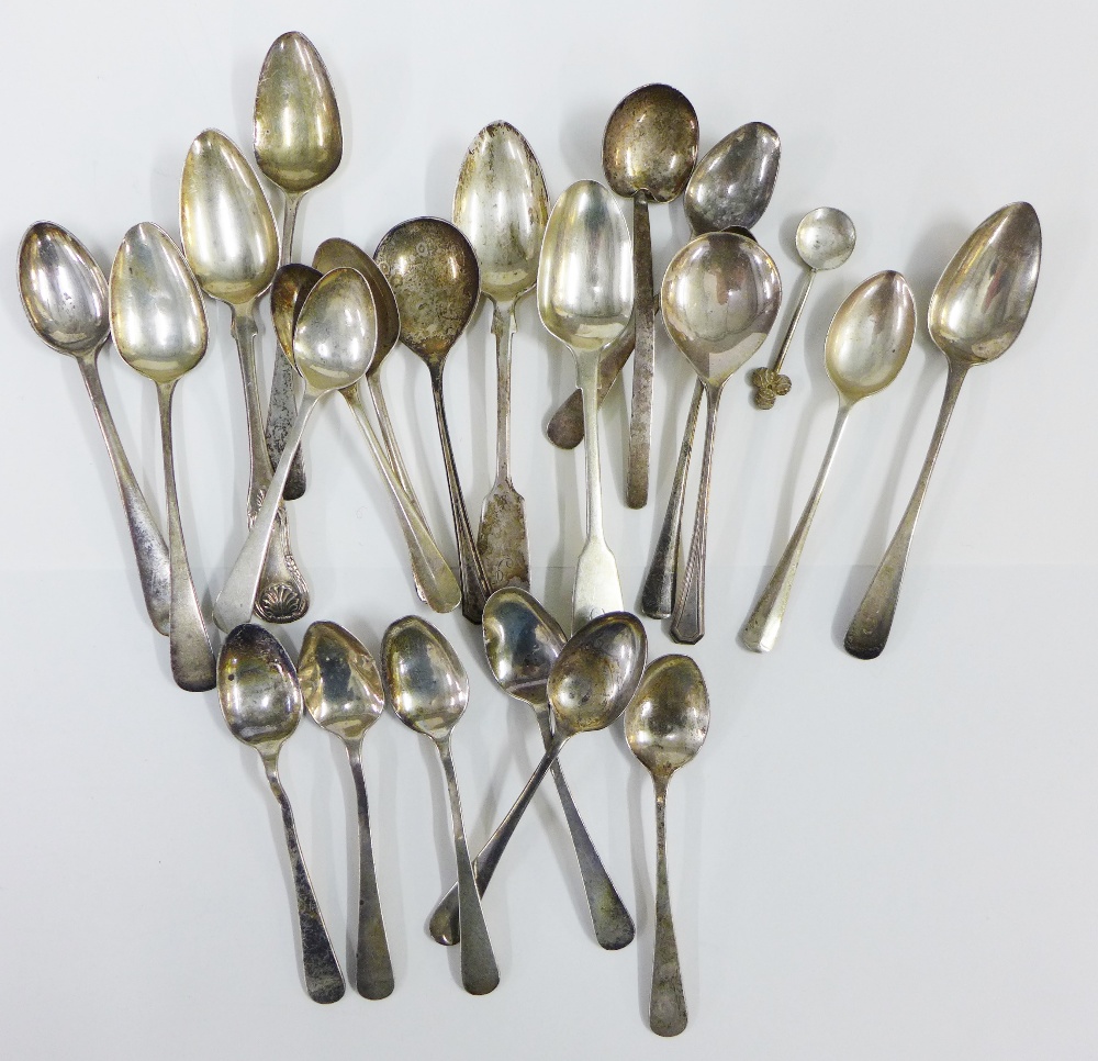 A large collection of silver teaspoons to include various Georgian and Victorian hallmarks, a napkin - Bild 2 aus 5