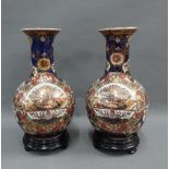 Pair of modern chinoiserie vases on wooden bases, 25cm high (2)