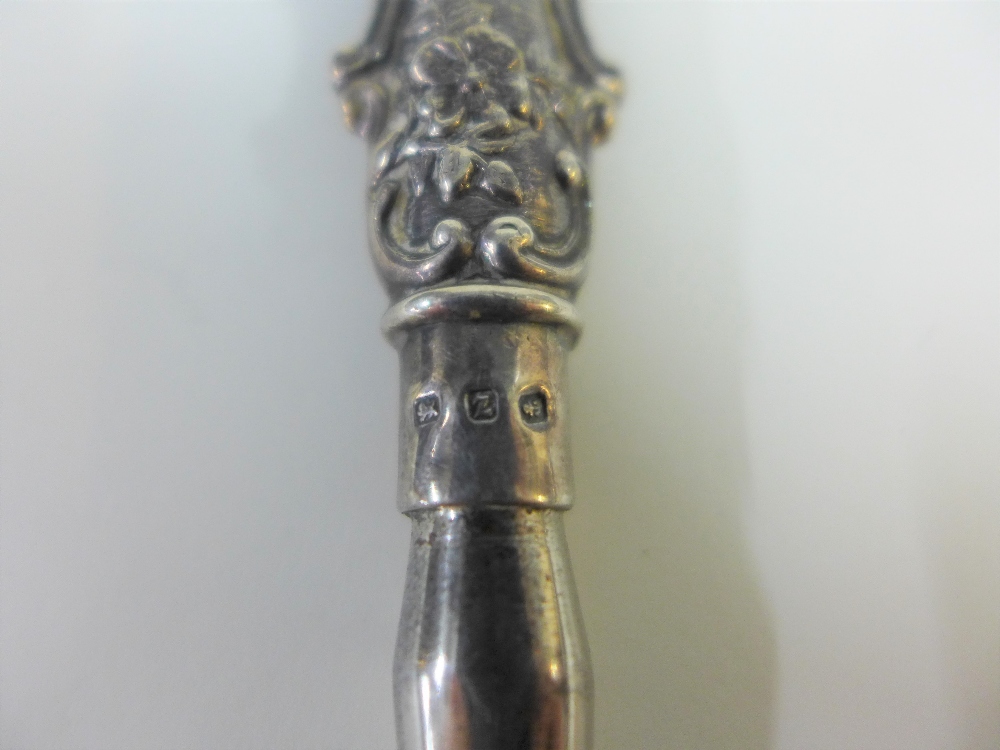 Edwardian silver handled button hook and shoe horn set, Birmingham 1905,in fitted case together with - Image 2 of 6