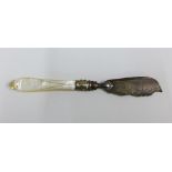 Victorian silver and mother of pearl handled butter knife, 19cm long