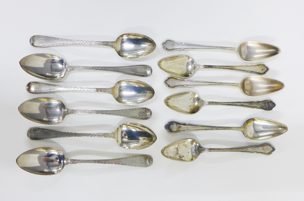 A large collection of silver teaspoons to include various Georgian and Victorian hallmarks, a napkin - Bild 4 aus 5