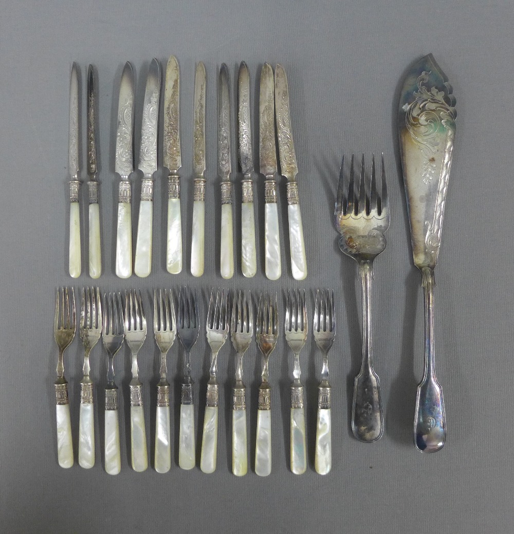 Large collection of white metal and Epns flatwares to include mother of pearl handled fruit knives - Bild 2 aus 6
