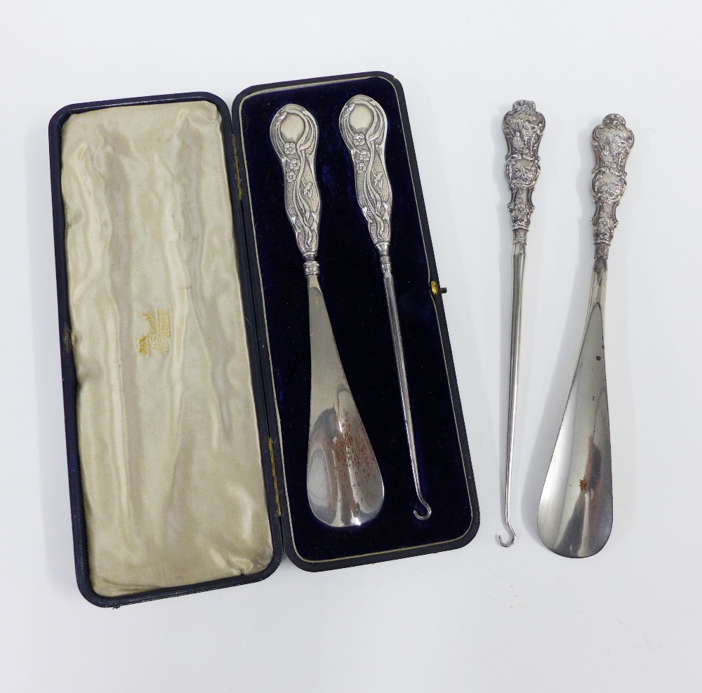 Edwardian silver handled button hook and shoe horn set, Birmingham 1905,in fitted case together with