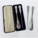 Edwardian silver handled button hook and shoe horn set, Birmingham 1905,in fitted case together with