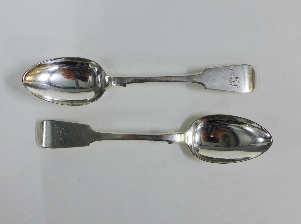 Set of twelve provincial silver teaspoons, fiddle pattern with engraved initials, struck with makers - Bild 2 aus 4