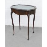 Mahogany bijouterie table vitrine, on cabriole legs, 72 x 62 x 44cm