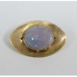 9ct gold brooch with an oval opal, 4cm