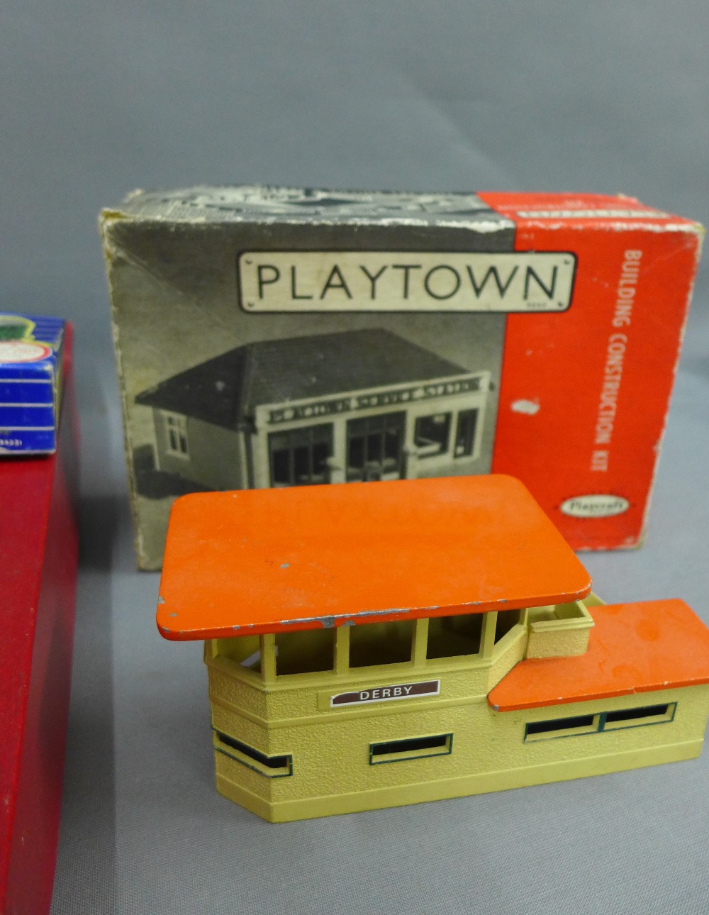 Vintage Hornby engines and station accessories to include Goods Depot Centre, Island Platform, - Image 6 of 6