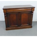 19th century mahogany chiffonier with two cupboard doors, shelved interior and plinth base, 94 x 118