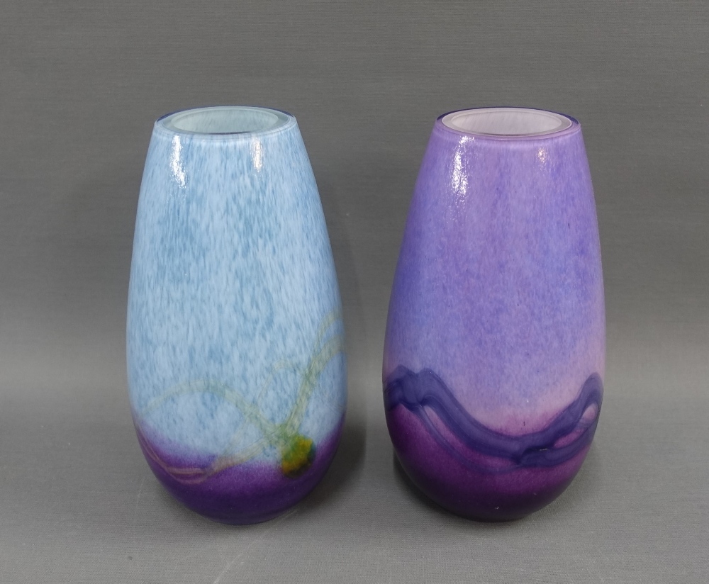 Pair of contemporary coloured art glass vases, 22cm high (2) - Image 2 of 2