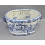 Blue and white Willow pattern foot bath, 56 x 26 x 37cm