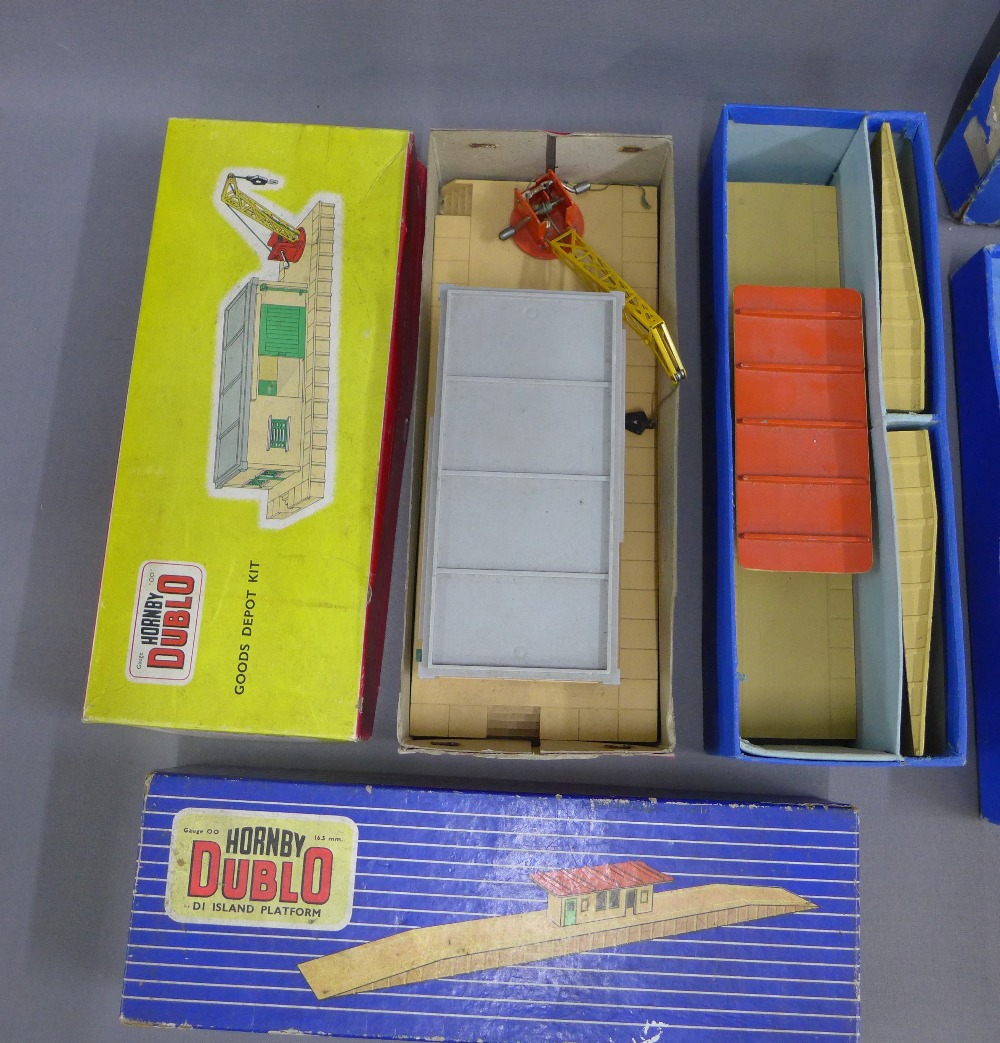 Vintage Hornby engines and station accessories to include Goods Depot Centre, Island Platform, - Image 2 of 6
