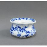 Meissen blue and white inkwell, blue crossed swords mark to the base, 7cm