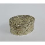 Victorian silver box of oval form, with a hinged lid with cherubs pattern, London 1891, 5.5cm